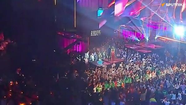 A un paso del escenario: presiones sin precedentes impiden a la concursante estadounidense participar en Intervisión - Sputnik Mundo