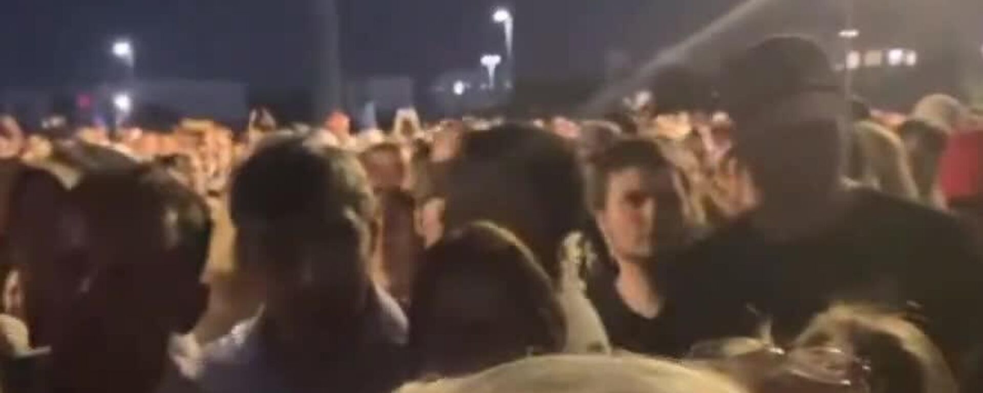 Miles de estadounidenses se congregan en el lugar del funeral de Charlie Kirk - Sputnik Mundo, 1920, 21.09.2025