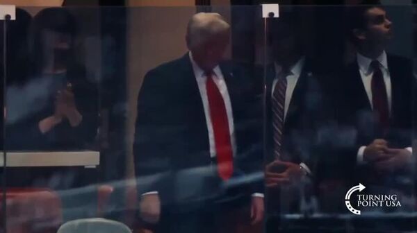 Asistentes a funeral de Kirk reciben a Trump con aplausos - Sputnik Mundo