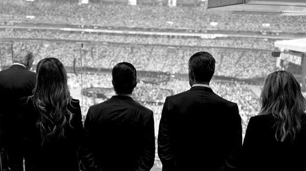 Trump y su familia rinden homenaje a Charlie Kirk ante miles de personas - Sputnik Mundo