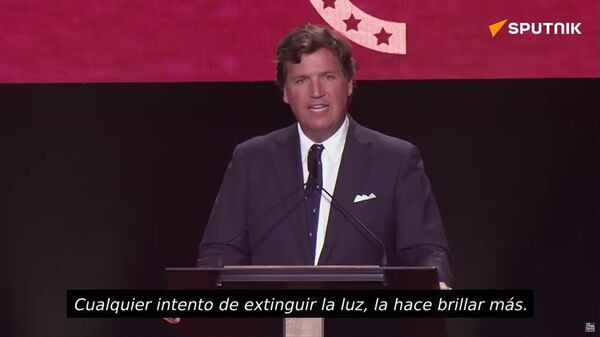 Este es el camino, afirma Tucker Carlson en homenaje del activista Charlie Kirk - Sputnik Mundo