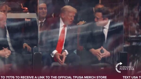 Trump y Musk se sientan juntos en funeral de Kirk - Sputnik Mundo