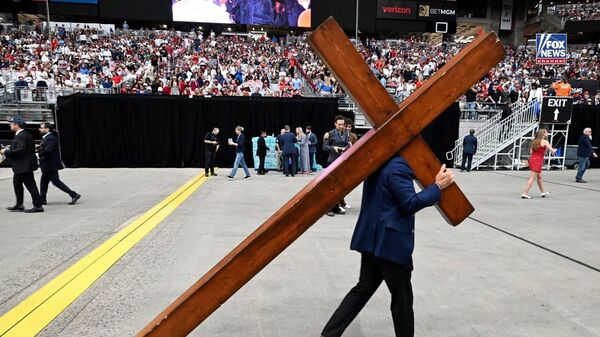 Una cruz es llevada al centro del estadio State Farm en homenaje a Charlie Kirk - Sputnik Mundo