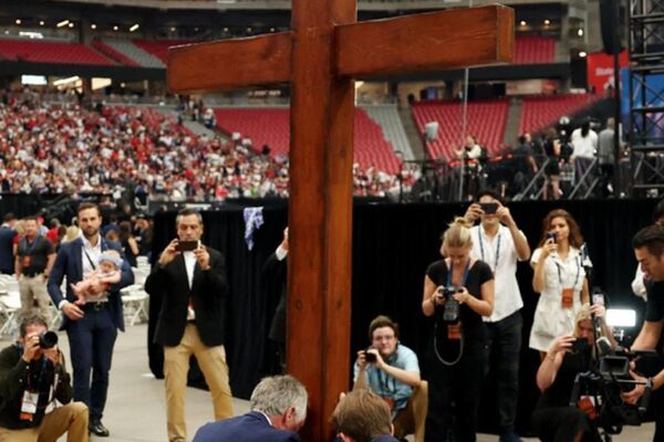 Una cruz es llevada al centro del estadio State Farm en homenaje a Charlie Kirk - Sputnik Mundo