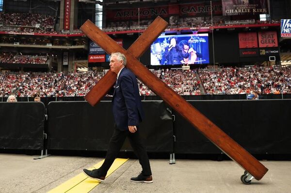 Una cruz es llevada al centro del estadio State Farm en homenaje a Charlie Kirk - Sputnik Mundo