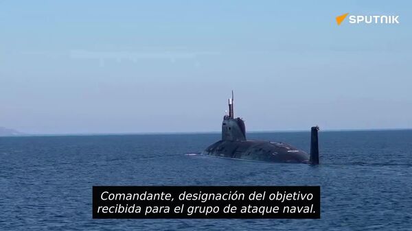 El crucero submarino ruso Arkhangelsk dispara un misil Oniks durante maniobras en el mar de Barents - Sputnik Mundo