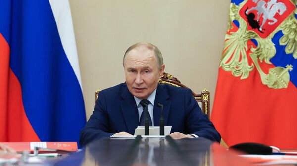 22 de septiembre de 2025. El presidente de la Federación de Rusia, Vladimir Putin, está celebrando una reunión operativa con los miembros permanentes del Consejo de seguridad de la Federación de Rusia - Sputnik Mundo