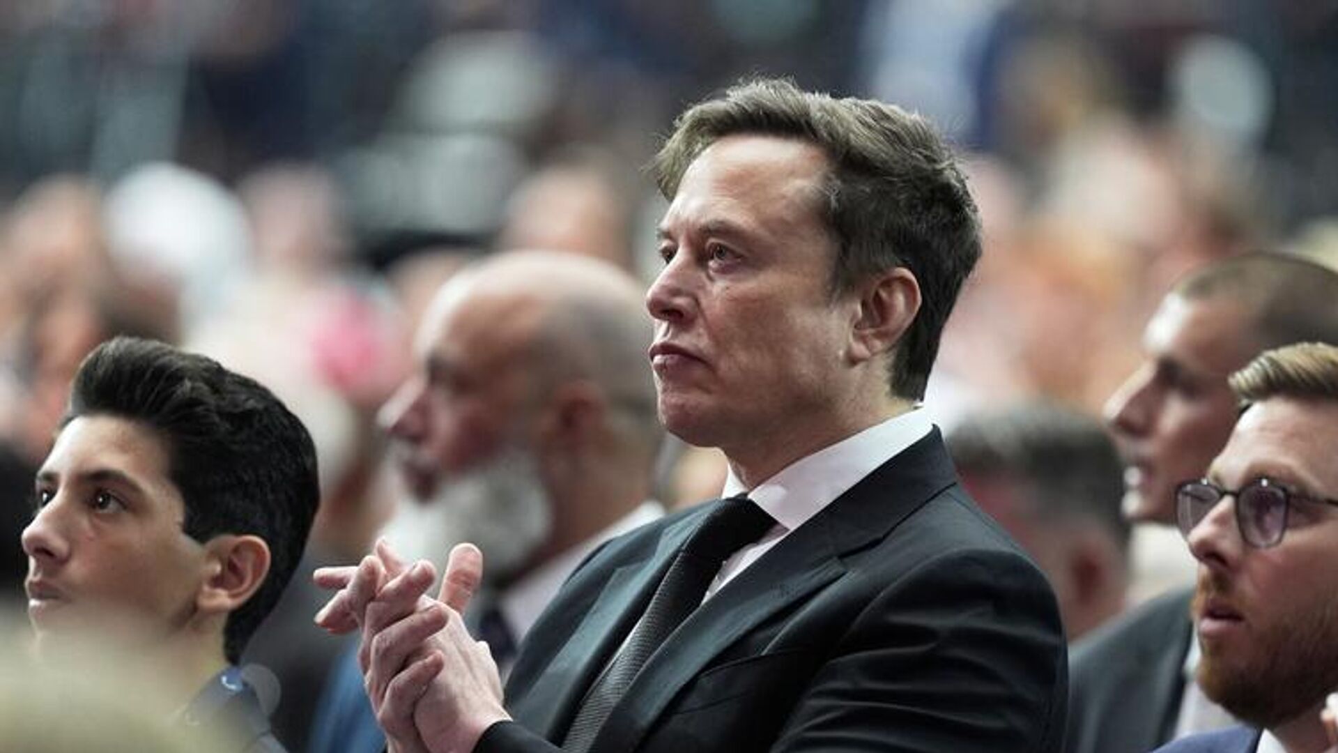 Elon Musk, durante un homenaje al activista conservador Charlie Kirk, en el estadio State Farm en Glendale, Arizona, el 21 de septiembre de 2025 Elon Musk, durante un homenaje al activista conservador Charlie Kirk, en el estadio State Farm en Glendale, Arizona, el 21 de septiembre de 2025 - Sputnik Mundo, 1920, 12.06.2026