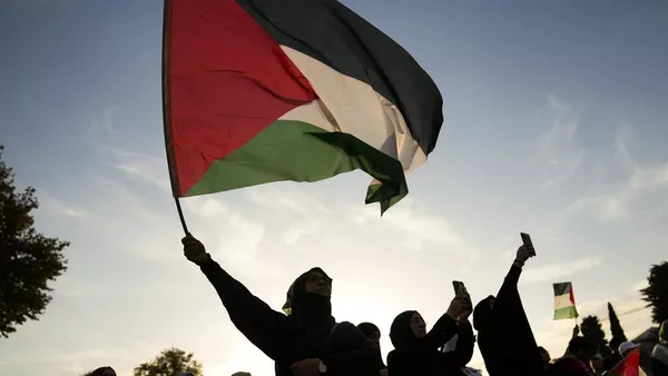 Manifestantes sostienen banderas palestinas y corean consignas durante una manifestación propalestina en Estambul, Turquía, 6 de octubre de 2024  - Sputnik Mundo