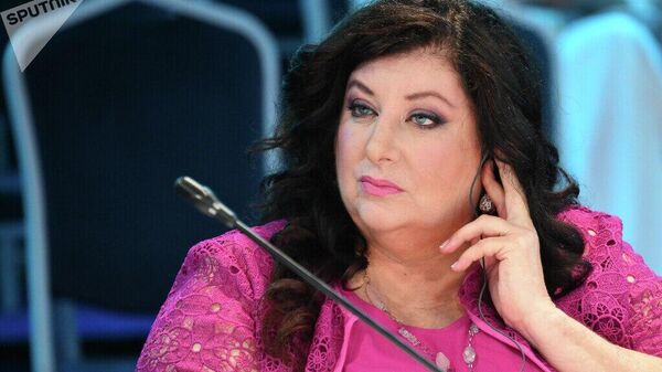 Putin otorga la ciudadanía rusa a una exasistente de Biden en el Senado - Sputnik Mundo