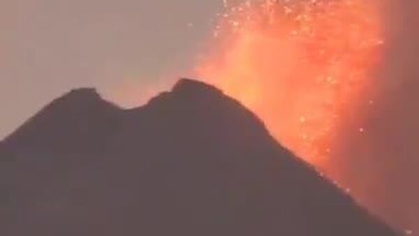 Iluminación espectacular: el único volcán activo de la India entra en erupción - Sputnik Mundo