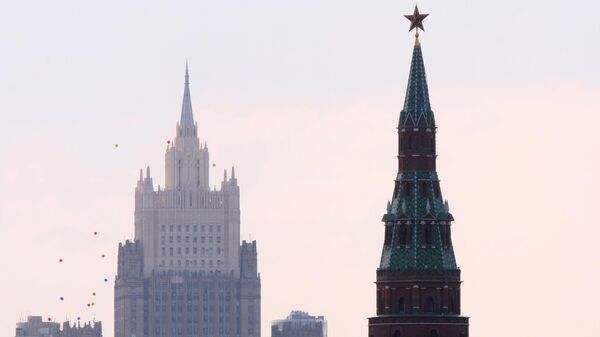 El rascacielos del Ministerio de Asuntos Exteriores de Rusia. A la derecha: la Torre Vodovzvódnaya del Kremlin de Moscú - Sputnik Mundo