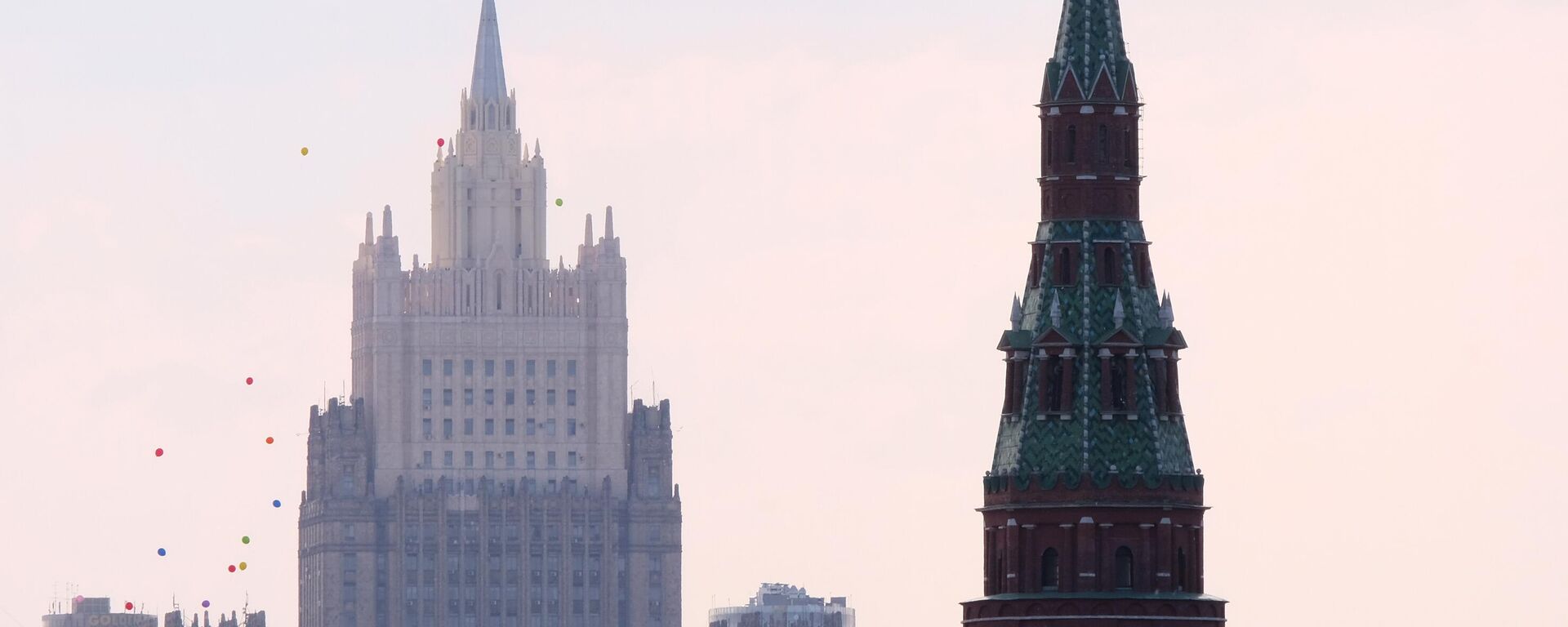 El rascacielos del Ministerio de Asuntos Exteriores de Rusia. A la derecha: la Torre Vodovzvódnaya del Kremlin de Moscú El rascacielos del Ministerio de Asuntos Exteriores de Rusia. A la derecha: la Torre Vodovzvódnaya del Kremlin de Moscú - Sputnik Mundo, 1920, 23.09.2025