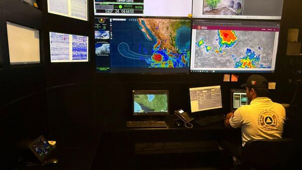 Huracán Narda se fortalece a categoría 2 y se acerca al occidente mexicano - Sputnik Mundo