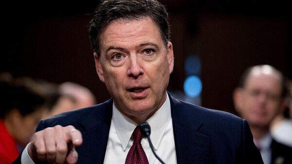 Acusan de dos cargos a James Comey, exdirector del FBI, según reportes - Sputnik Mundo