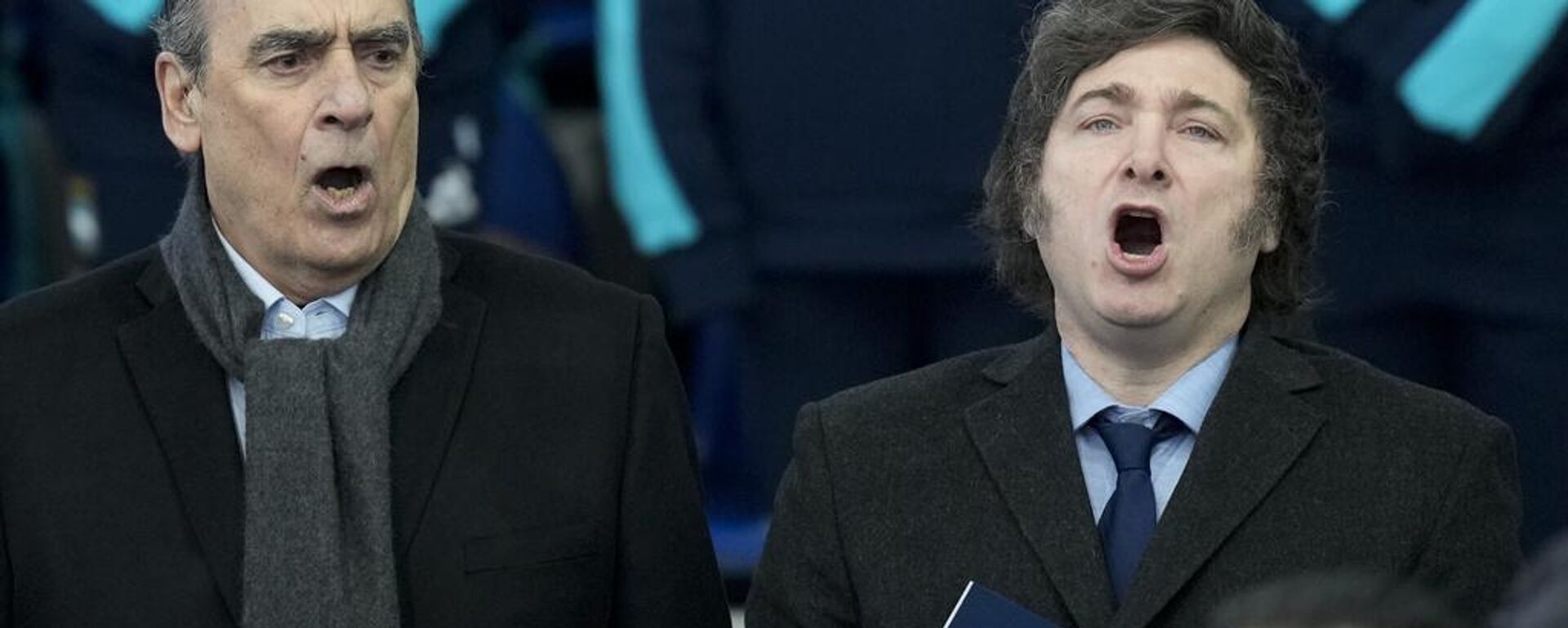 El presidente argentino Javier Milei y el jefe de Gabinete, Guillermo Francos, cantan el himno nacional - Sputnik Mundo, 1920, 26.09.2025