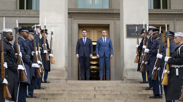 Luis Petri, ministro de Defensa de Argentina, y Pete Hegseth, secretario de Guerra de EEUU - Sputnik Mundo