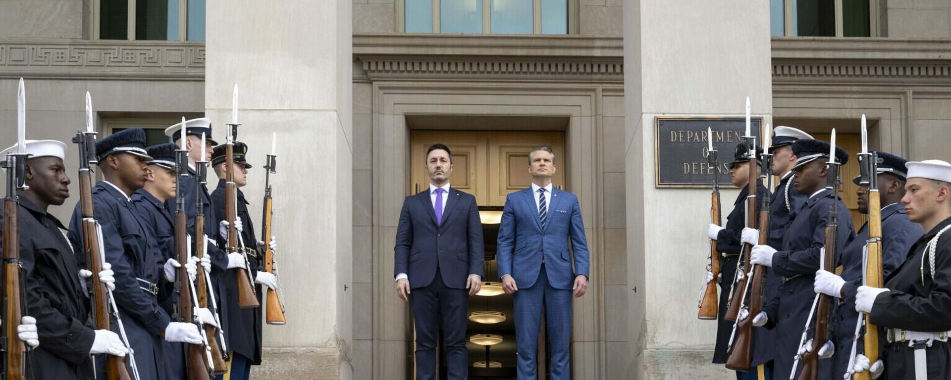 Luis Petri, ministro de Defensa de Argentina, y Pete Hegseth, secretario de Guerra de EEUU - Sputnik Mundo, 1920, 26.09.2025