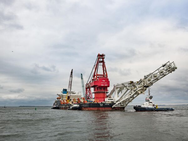 El buque posador de tuberías ruso Fortuna abandona el puerto de Wismar. - Sputnik Mundo