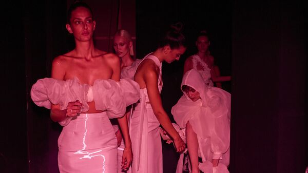 Модели носят дизайнерскую одежду от De La Cierva и Nicolas за кулисами показа бренда на Неделе моды в Мадриде, Испания Модели носят дизайнерскую одежду от De La Cierva и Nicolas за кулисами показа бренда на Неделе моды в Мадриде, Испания - Sputnik Mundo