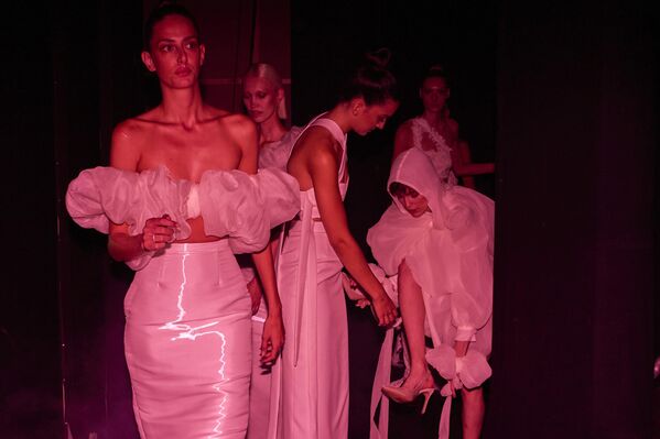 Las modelos lucen diseños de De La Cierva y Nicolas durante el desfile de la marca en la Semana de la Moda de Madrid. - Sputnik Mundo