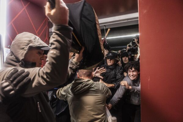 Enfrentamientos entre manifestantes y la Policía durante una protesta contra la ofensiva israelí en la Franja de Gaza, en la ciudad italiana de Milán. - Sputnik Mundo