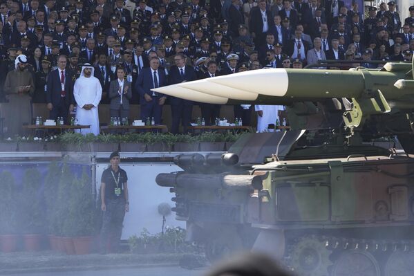 Desfile militar en la capital de Serbia, Belgrado. - Sputnik Mundo