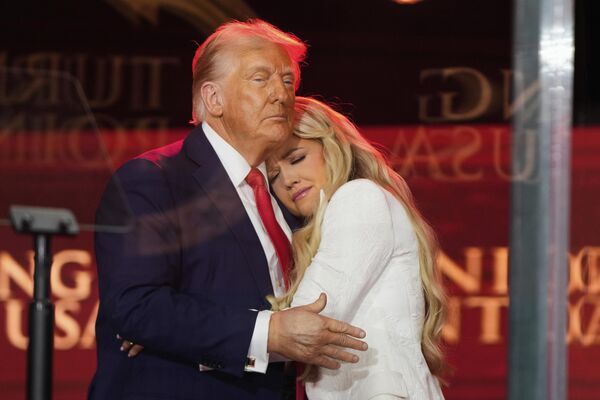 Donald Trump abraza a Erika, la viuda del asesinado activista estadounidense Charlie Kirk. - Sputnik Mundo