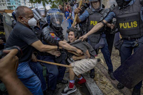 La Policía detiene a un manifestante contra la corrupción en la capital filipina, Manila. - Sputnik Mundo