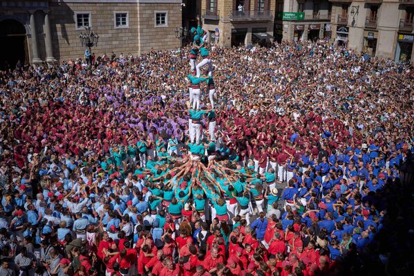Personas construyen una torre humana, conocida como castell, durante la celebración de La Merce en Barcelona. - Sputnik Mundo