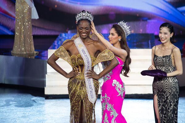 La ganadora del concurso de belleza Miss International Queen 2025, Midori Monet, de Estados Unidos. - Sputnik Mundo