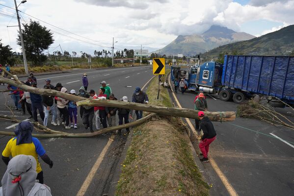 Un grupo de manifestantes bloquea la carretera Panamericana en Ecuador para mostrar su descontento con el Gobierno. - Sputnik Mundo