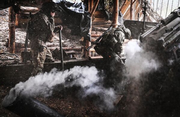 Artilleros rusos disparando desde un cañón Giatsint-B en la zona de la operación militar especial. - Sputnik Mundo