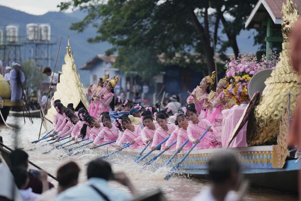 Representantes del grupo étnico intha actúa en un festival en Birmania. - Sputnik Mundo