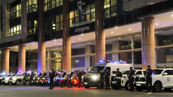 Policías formados frente a la sede de Presidencia de Uruguay durante un operativo en agosto de 2025 - Sputnik Mundo