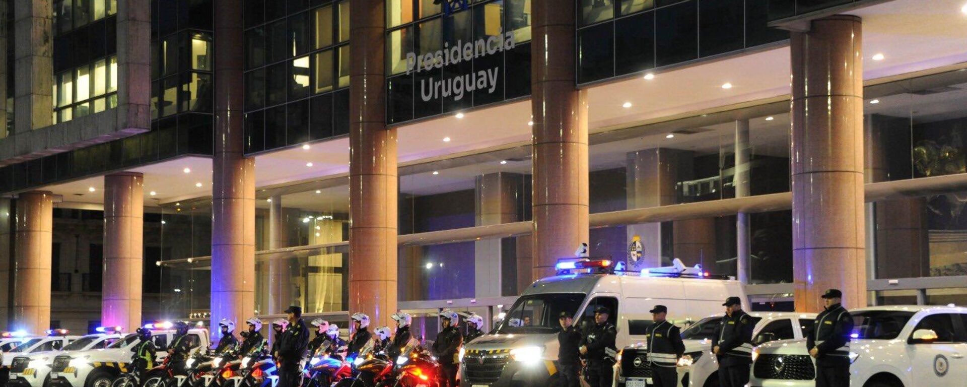 Policías formados frente a la sede de Presidencia de Uruguay durante un operativo en agosto de 2025 - Sputnik Mundo, 1920, 27.09.2025