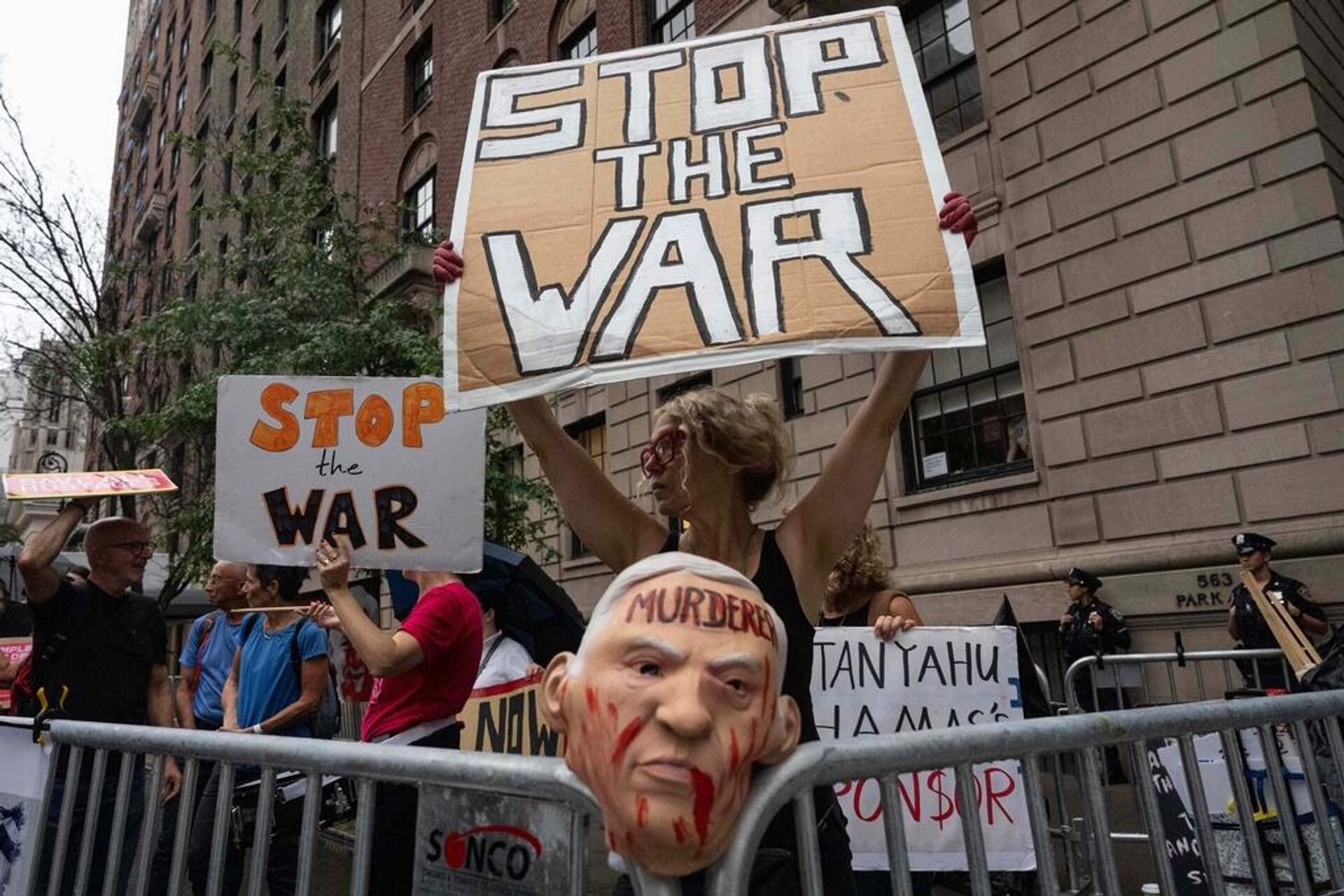 Protestas en Nueva York contra el líder israelí, Benjamín Netanyahu, durante la 80 Asamblea General de la ONU - Sputnik Mundo, 1920, 27.09.2025