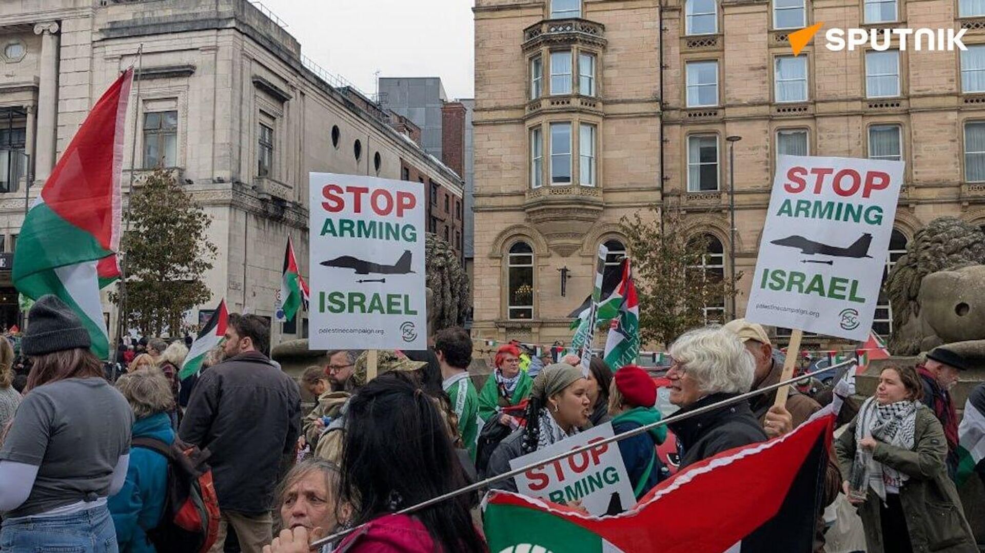 🪧 Estallan protestas en el Reino Unido contra la conferencia del Partido Laborista y las acciones de Israel en Gaza 🪧 Estallan protestas en el Reino Unido contra la conferencia del Partido Laborista y las acciones de Israel en Gaza - Sputnik Mundo, 1920, 24.05.2026