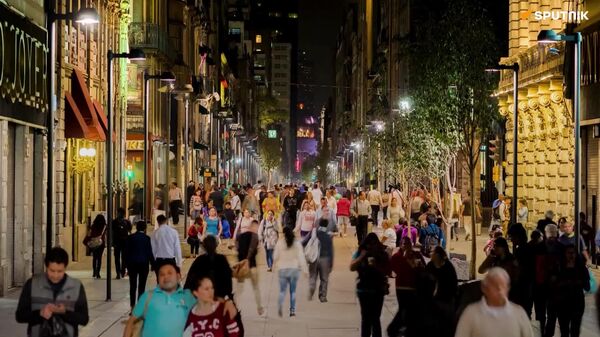 La mitad de los latinoamericanos se sienten seguros al caminar de noche - Sputnik Mundo