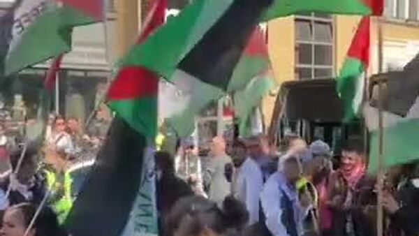 Miles de personas marchan en Berlín para exigir la liberación de Palestina - Sputnik Mundo