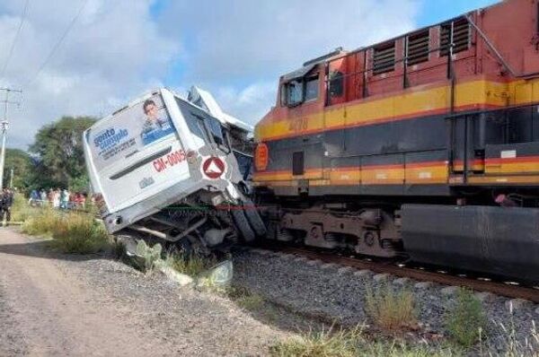 Choque de tren deja al menos cinco muertos y varios heridos al centro de México Choque de tren deja al menos cinco muertos y varios heridos al centro de México - Sputnik Mundo