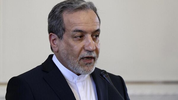 Irán llama a consultas a embajadores europeos tras restablecimiento de sanciones en su contra - Sputnik Mundo