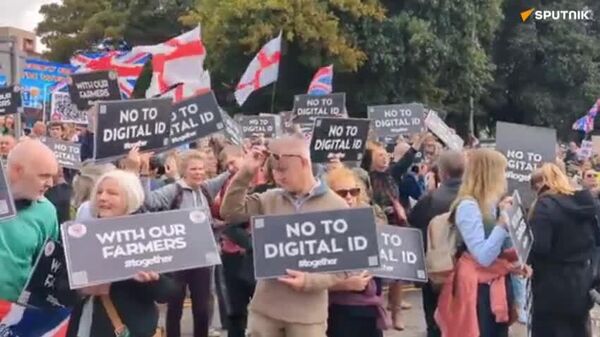 🪧 Cientos de personas salen a manifestar contra los documentos de identidad digitales en el Reino Unido - Sputnik Mundo