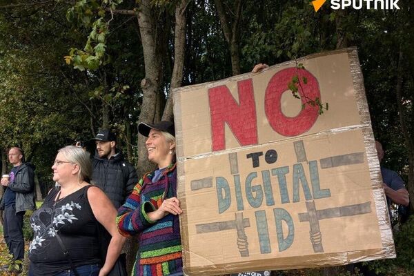 🪧 Cientos de personas salen a manifestar contra los documentos de identidad digitales en el Reino Unido - Sputnik Mundo