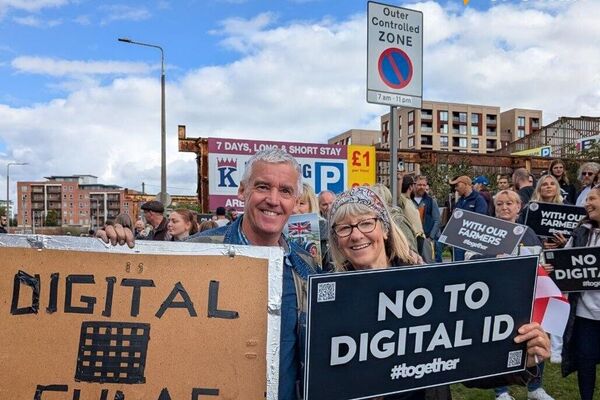 🪧 Cientos de personas salen a manifestar contra los documentos de identidad digitales en el Reino Unido - Sputnik Mundo