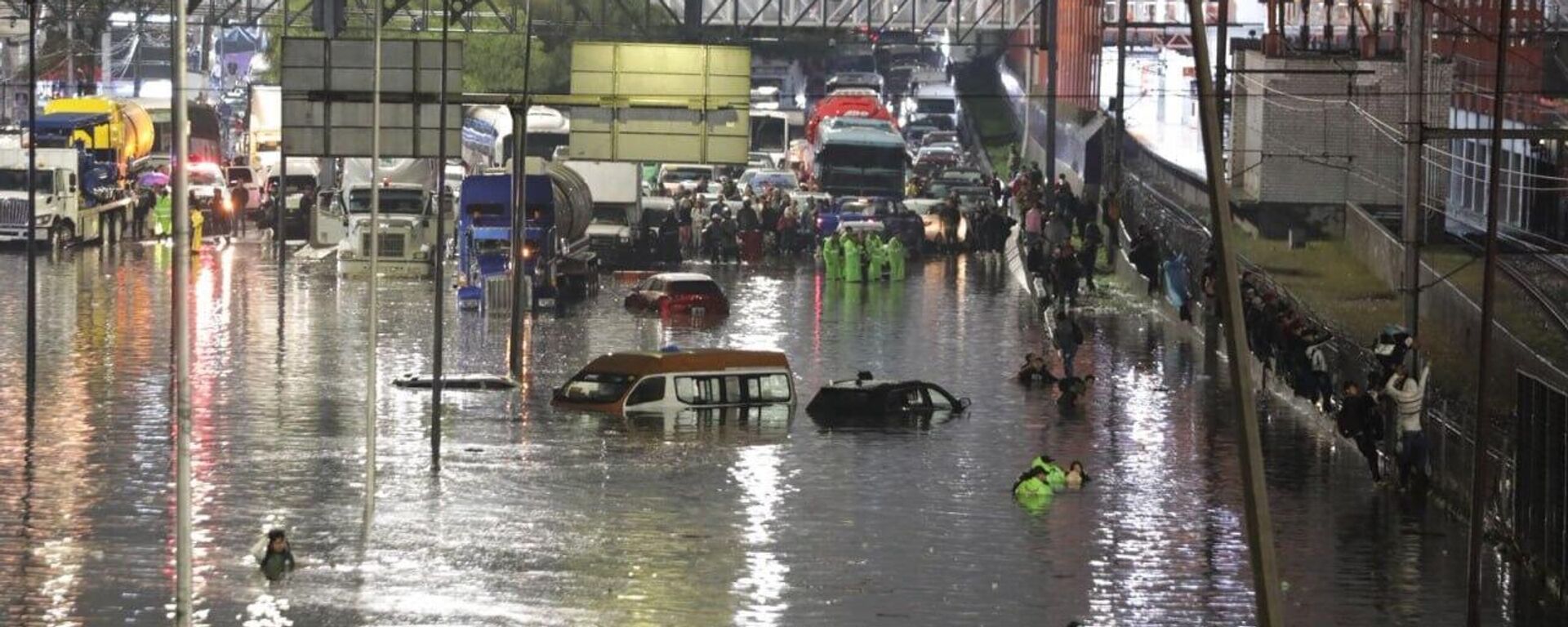 Lluvias intensas en la capital de México vuelven a provocar inundaciones y dañar viviendas - Sputnik Mundo, 1920, 28.09.2025