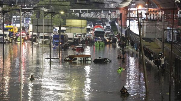 Lluvias intensas en la capital de México vuelven a provocar inundaciones y dañar viviendas - Sputnik Mundo
