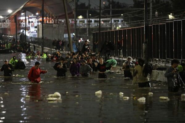 Lluvias intensas en la capital de México vuelven a provocar inundaciones y dañar viviendas - Sputnik Mundo