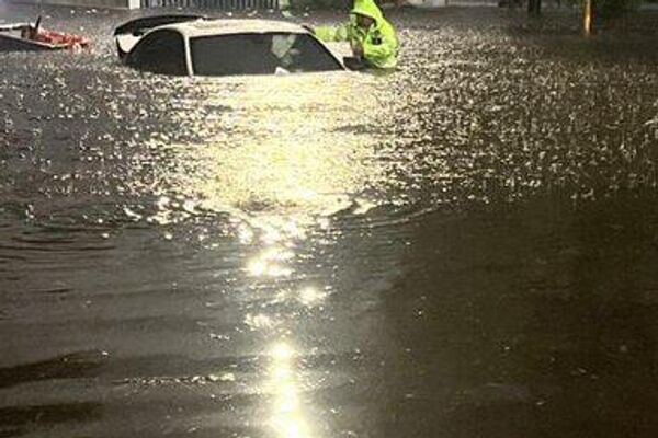 Lluvias intensas en la capital de México vuelven a provocar inundaciones y dañar viviendas - Sputnik Mundo