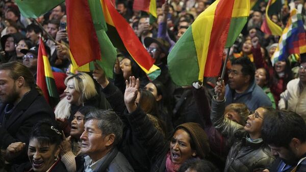Simpatizantes del candidato presidencial Rodrigo Paz en Bolivia Simpatizantes del candidato presidencial Rodrigo Paz en Bolivia - Sputnik Mundo